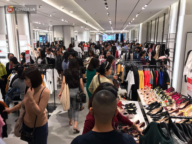 Zara Sài Gòn và Hà Nội đông nghịt, dân tình xếp hàng dài ngay ngày đầu tiên giảm giá